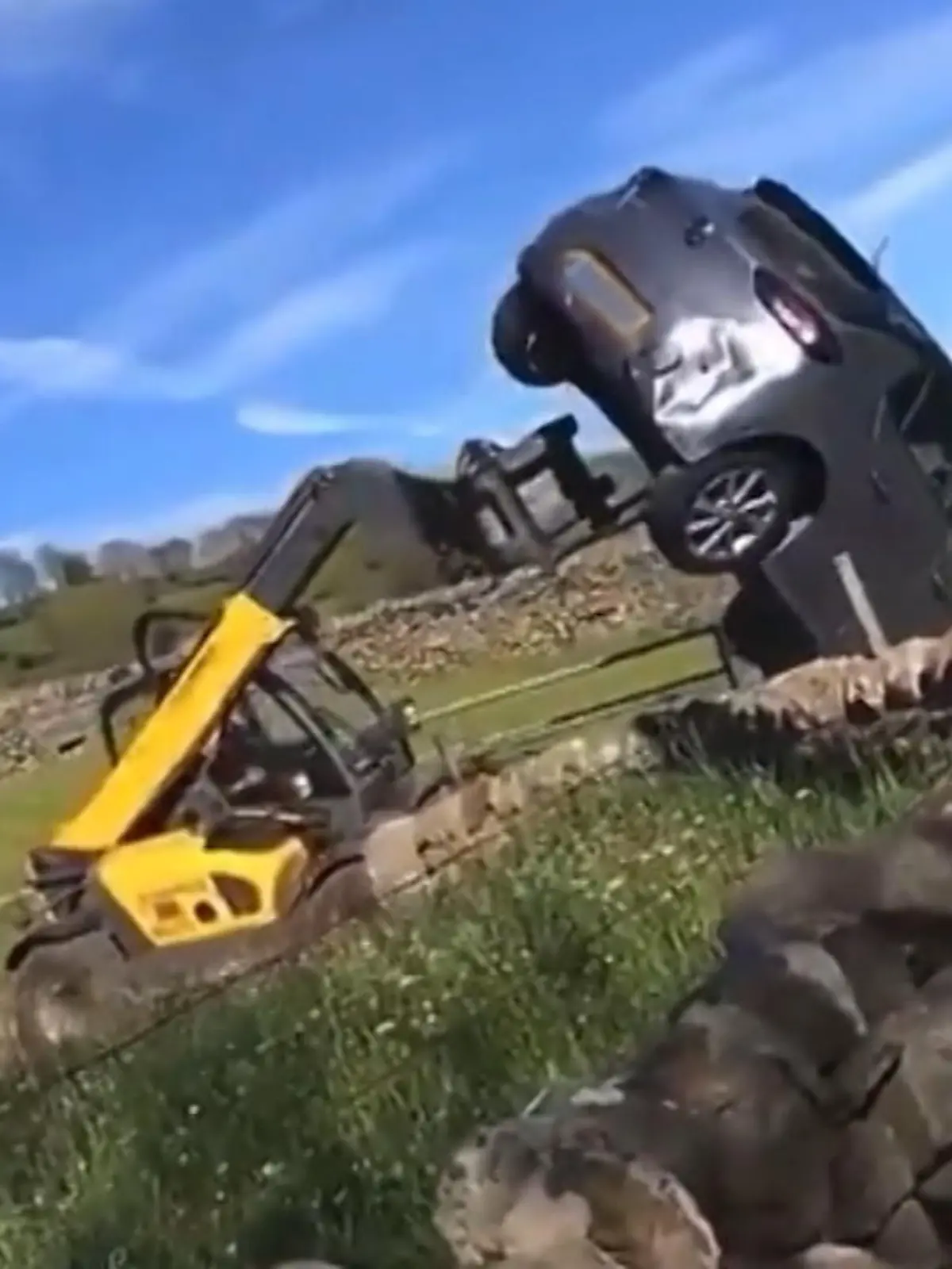 Bild zu: "Bauer rammt falschgeparktes Auto weg"