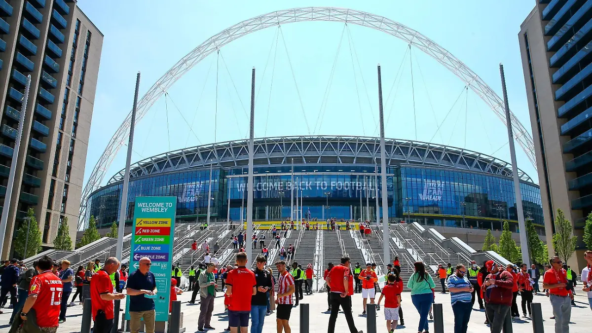 Mandatory Credit: Photo by Kieran McManus/BPI/Shutterstock 11976060al Fans gather outside Wembley We re fan ready message Blackpool v Lincoln City, EFL Sky Bet League One, Playoffs, Final, Football, Wembley Stadium, London, UK - 30 May 2021 EDITORIAL USE ONLY No use with unauthorised audio, video, data, fixture lists, club/league logos or live services. Online in-match use limited to 120 images, no video emulation. No use in betting, games or single club/league/player publications. Blackpool v Lincoln City, EFL Sky Bet League One, Playoffs, Final, Football, Wembley Stadium, London, UK - 30 May 2021 EDITORIAL USE ONLY No use with unauthorised audio, video, data, fixture lists, club/league logos or live services. Online in-match use limited to 120 images, no video emulation. No use in betting, games or single club/league/player publications. PUBLICATIONxINxGERxSUIxAUTXHUNxGRExMLTxCYPxROMxBULxUAExKSAxONLY Copyright: xKieranxMcManus/BPI/Shutterstockx 11976060al 