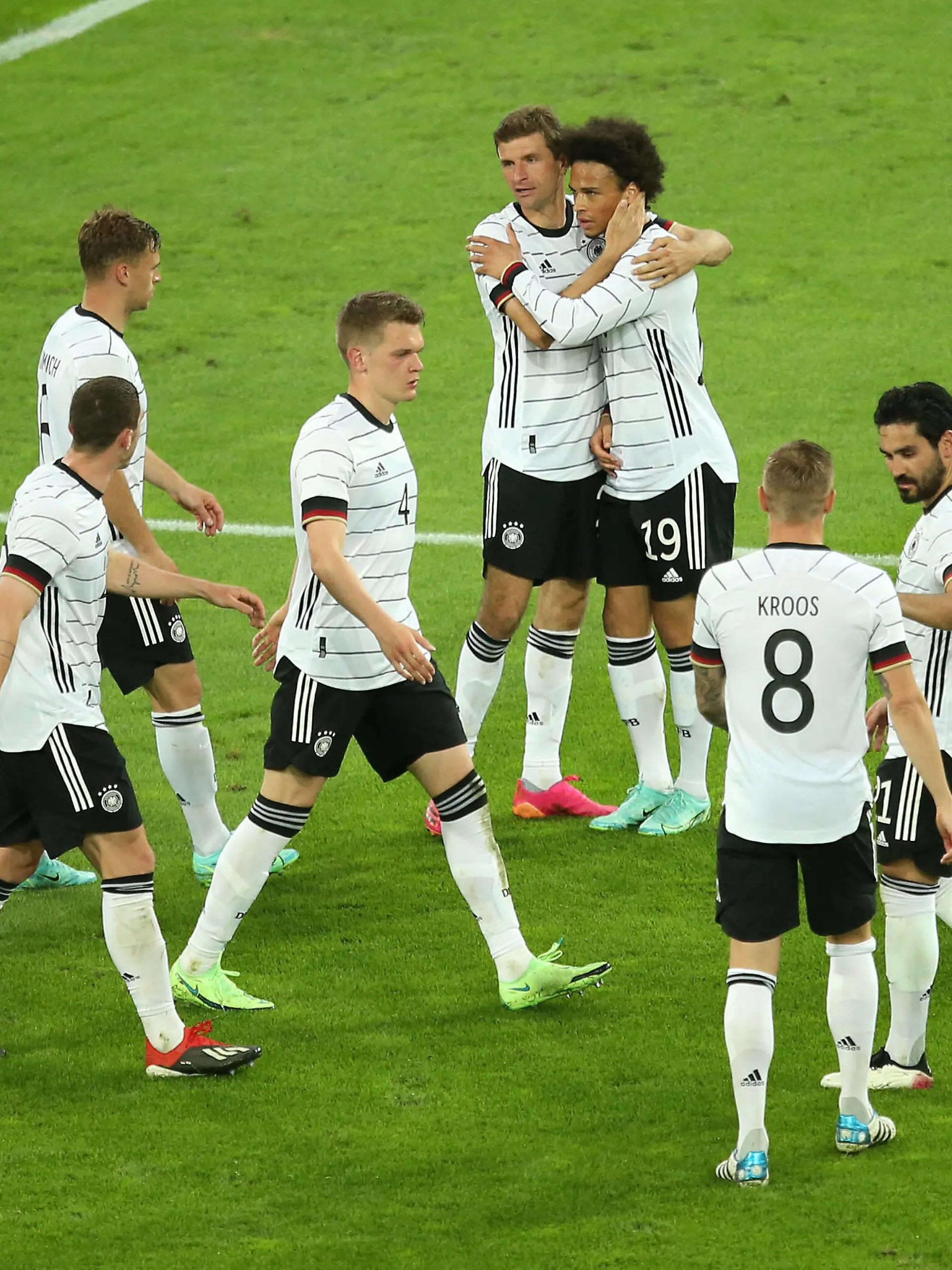 07.06.2021, Fussball, Länderspiel, Testspiel 2020/21, Deutschland - Lettland, in der Merkur Spiel-Arena Düsseldorf, Torjubel v.l. Timo Werner Deutschland, Robin Gosens Deutschland, Joshua Kimmich Deutschland, Matthias Ginter Deutschland, Thomas Müller Deutschland, Leroy Sane Deutschland, Toni Kroos Deutschland und Ilkay Gündogan Deutschland ***DFL and DFB regulations prohibit any use of photographs as image sequences and/or quasi-video.*** *** 07 06 2021, Football, International match, Test match 2020 21, Germany Latvia, at Merkur Spiel Arena Düsseldorf, Goal celebration v l Timo Werner Germany , Robin Gosens Germany , Joshua Kimmich Germany , Matthias Ginter Germany , Thomas Müller Germany , Leroy Sane Germany , Toni Kroos Germany and Ilkay Gündogan Germany DFL and DFB regulations prohibit any use of photographs as image sequences and or quasi video 