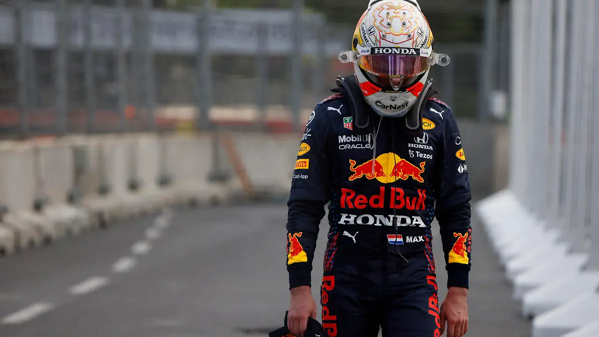 06.06.2021, Aserbaidschan, Baku: Motorsport: Formel-1-Weltmeisterschaft, Grand Prix von Aserbaidschan, Rennen: Max Verstappen aus den Niederlanden vom Team Red Bull Racing verlässt die Rennstrecke. Verstappen ist in der 47. Runde in die Streckenbegrenzung gekracht, nachdem sein linker Hinterreifen geplatzt war. Foto: Maxim Shemetov/Pool Reuters/AP/dpa +++ dpa-Bildfunk +++