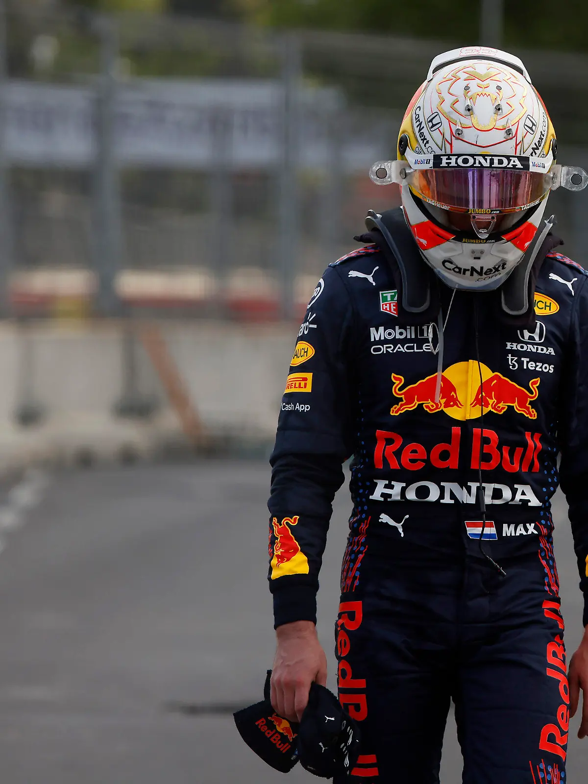 06.06.2021, Aserbaidschan, Baku: Motorsport: Formel-1-Weltmeisterschaft, Grand Prix von Aserbaidschan, Rennen: Max Verstappen aus den Niederlanden vom Team Red Bull Racing verlässt die Rennstrecke. Verstappen ist in der 47. Runde in die Streckenbegrenzung gekracht, nachdem sein linker Hinterreifen geplatzt war. Foto: Maxim Shemetov/Pool Reuters/AP/dpa +++ dpa-Bildfunk +++