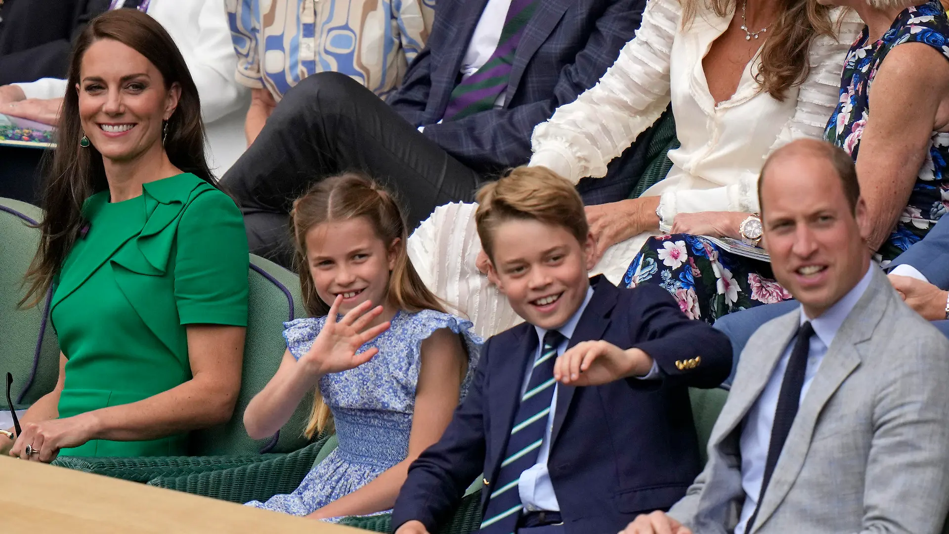 16.07.2023, Großbritannien, London: Tennis: Grand Slam, ATP-Tour - Wimbledon, Einzel, Herren, Finale, Alcaraz (Spanien) - Djokovic (Serbien): Kate (l-r), Prinzessin von Wales, Prinzessin Charlotte, Prinz George und William, Prinz von Wales, sitzen in der Royal Box auf dem Centre Court vor dem Finale der Herren. Foto: Alastair Grant/AP/dpa +++ dpa-Bildfunk +++