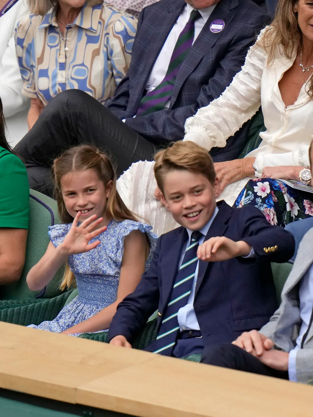 16.07.2023, Großbritannien, London: Tennis: Grand Slam, ATP-Tour - Wimbledon, Einzel, Herren, Finale, Alcaraz (Spanien) - Djokovic (Serbien): Kate (l-r), Prinzessin von Wales, Prinzessin Charlotte, Prinz George und William, Prinz von Wales, sitzen in der Royal Box auf dem Centre Court vor dem Finale der Herren. Foto: Alastair Grant/AP/dpa +++ dpa-Bildfunk +++