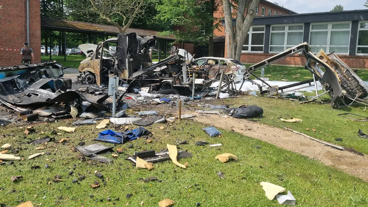 Rettungswagen in Bad Segeberg in Brand geraten und explodiert.