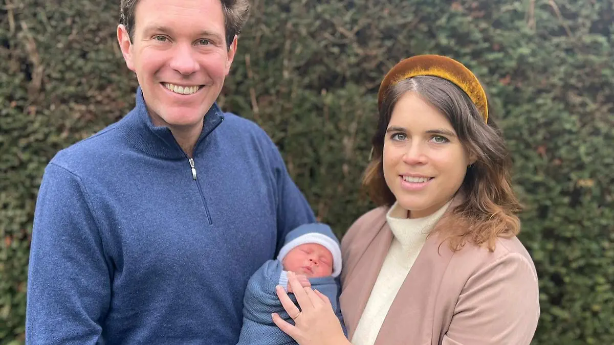HANDOUT - 20.02.2021, Großbritannien, London: Prinzessin Eugenie (r) und Jack Brooksbank halten ihren Sohn August Philip Hawke Brooksbank auf dem Arm. Die Queen-Enkelin Prinzessin Eugenie ist Mutter eines Jungen geworden. Foto: Princess Eugenie And Jack Brooks/PA Media/dpa - ACHTUNG: Nur zur redaktionellen Verwendung und nur mit vollständiger Nennung des vorstehenden Credits +++ dpa-Bildfunk +++