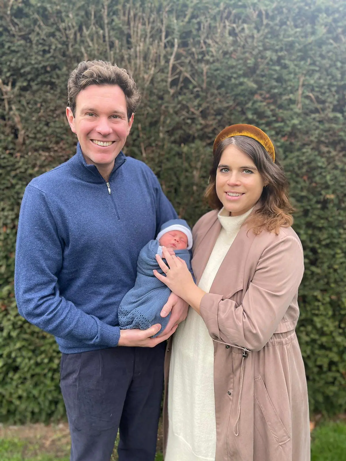 HANDOUT - 20.02.2021, Großbritannien, London: Prinzessin Eugenie (r) und Jack Brooksbank halten ihren Sohn August Philip Hawke Brooksbank auf dem Arm. Die Queen-Enkelin Prinzessin Eugenie ist Mutter eines Jungen geworden. Foto: Princess Eugenie And Jack Brooks/PA Media/dpa - ACHTUNG: Nur zur redaktionellen Verwendung und nur mit vollständiger Nennung des vorstehenden Credits +++ dpa-Bildfunk +++