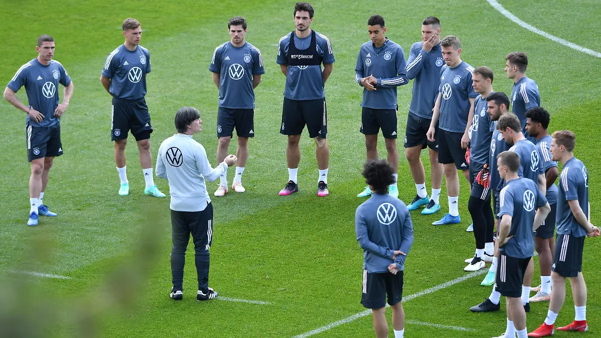  Trainingslager deutsche Fußball-Nationalmannschaft am 02.06.2021 in Seefeld Ansprache Joachim Jogi Löw  Bundestrainer / Trainer Deutschland  Spielerkreis Teamkreis Robin Gosens  Deutschland , Joshua Kimmich  Deutschland , Jonas Hofmann  Deutschland , Mats Hummels  Deutschland , Jamal Musiala  Deutschland , Niklas Süle  Deutschland , Matthias Ginter  Deutschland , Manuel Neuer  Deutschland , Florian Neuhaus  Deutschland , Kevin Volland  Deutschland , Serge Gnabry  Deutschland , Thomas Müller  Deutschland , Lukas Klostermann  Deutschland , Marcel Halstenberg  Deutschland , Serge Gnabry  Deutschland  *** Training camp German football national team on 02 06 2021 in Seefeld Address Joachim Jogi Löw coach Germany players circle team Robin Gosens Germany , Joshua Kimmich Germany , Jonas Hofmann Germany , Mats Hummels Germany , Jamal Musiala Germany , Niklas Süle Germany , Matthias Ginter Germany , Manuel Neuer Germany , Florian Neuhaus Germany , Kevin Volland Germany , Serge Gnabry Germany , Thomas Müller Germany , Lukas Klostermann Germany , Marcel Halstenberg Germany , Serge Gnabry Germany xHDx