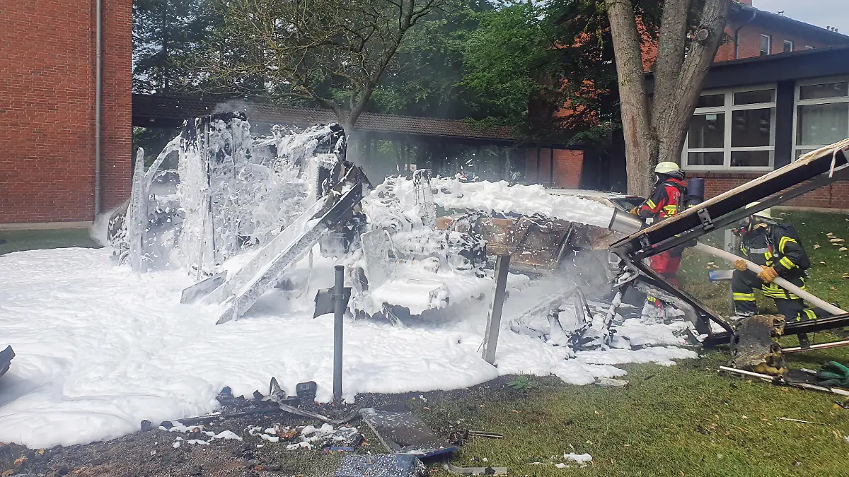 Rettungswagen in Bad Segeberg in Brand geraten und explodiert.