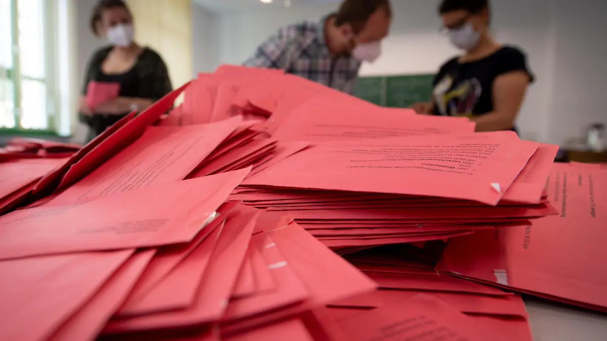 06.06.2021, Sachsen-Anhalt, Magdeburg: Wahlhelfer und Wahlhelferinnen öffnen im Klassenzimmer einer Schule in Magdeburg die Umschläge der Briefwahl. Die Wahl zum neuen Landtag in Sachsen-Anhalt ist die letzte Landtagswahl vor der Bundestagswahl im September 2021. Foto: Hendrik Schmidt/dpa-Zentralbild/dpa +++ dpa-Bildfunk +++