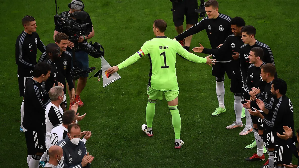 07.06.2021, xjhx, Fussball Freundschaftsspiel, Deutschland DFB - Lettland LFF emspor, v.l. Ehrung Manuel Neuer Deutsche Fussball Nationalmannschaft DFB DFL/DFB REGULATIONS PROHIBIT ANY USE OF PHOTOGRAPHS as IMAGE SEQUENCES and/or QUASI-VIDEO Duesseldorf *** 07 06 2021, xjhx, football friendly, Germany DFB Latvia LFF emspor, v l honour Manuel Neuer German national football team DFB DFL DFB REGULATES PROHIBIT ANY USE OF PHOTOGRAPHS as IMAGE SEQUENCES and or QUASI VIDEO Duesseldorf 