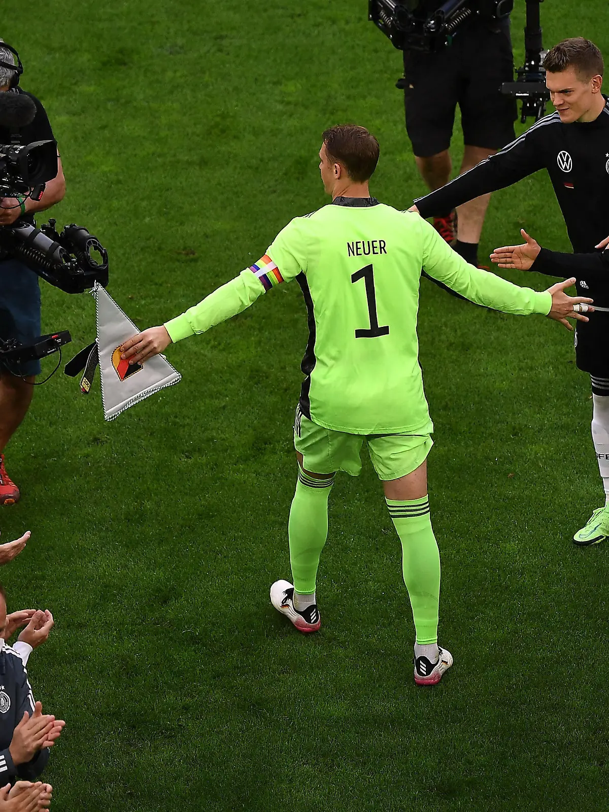07.06.2021, xjhx, Fussball Freundschaftsspiel, Deutschland DFB - Lettland LFF emspor, v.l. Ehrung Manuel Neuer Deutsche Fussball Nationalmannschaft DFB DFL/DFB REGULATIONS PROHIBIT ANY USE OF PHOTOGRAPHS as IMAGE SEQUENCES and/or QUASI-VIDEO Duesseldorf *** 07 06 2021, xjhx, football friendly, Germany DFB Latvia LFF emspor, v l honour Manuel Neuer German national football team DFB DFL DFB REGULATES PROHIBIT ANY USE OF PHOTOGRAPHS as IMAGE SEQUENCES and or QUASI VIDEO Duesseldorf 