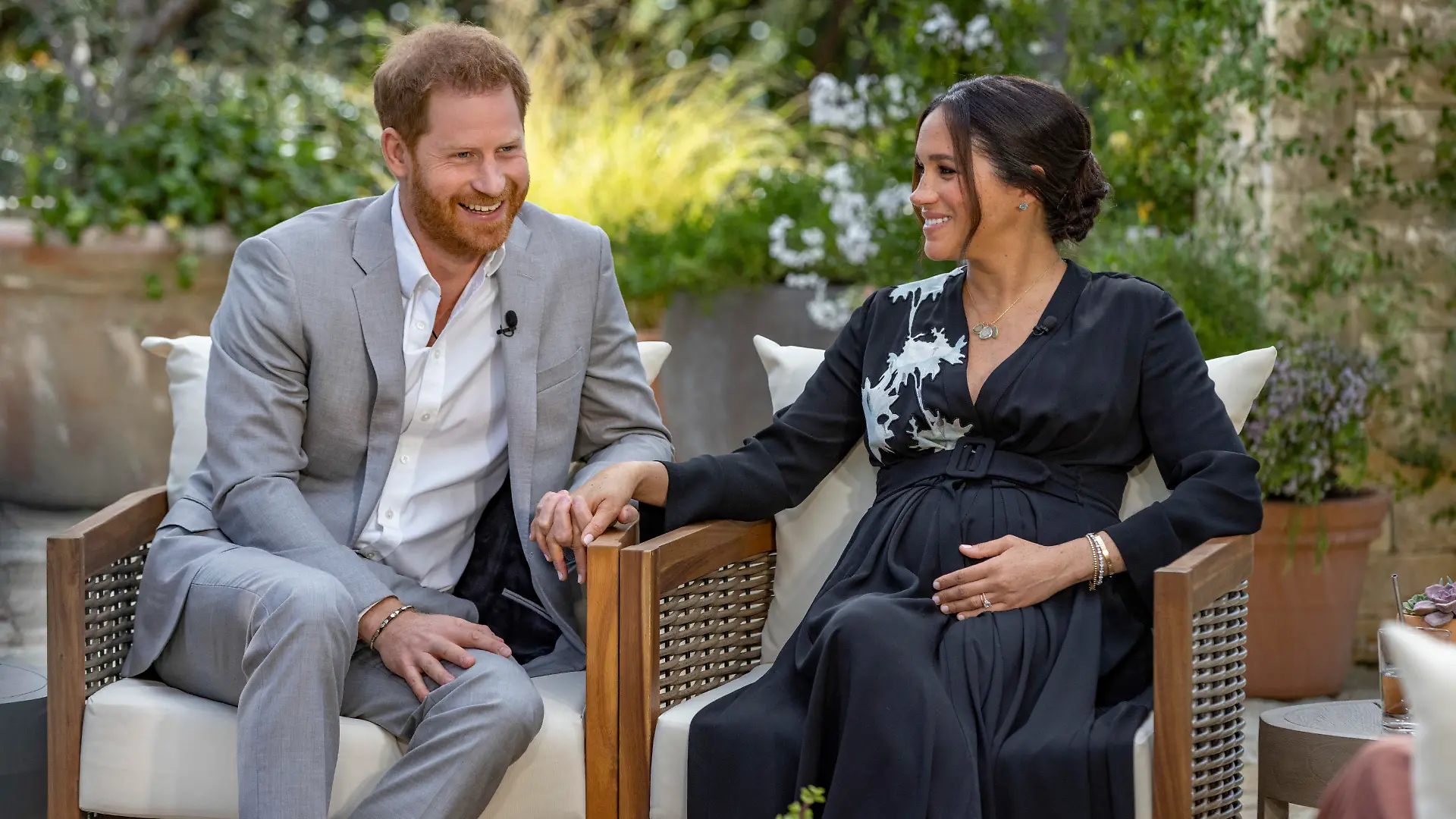 HANDOUT - 16.02.2021, ---: Dieses von Harpo Productions am 08.03.2021 zur Verfügung gestellte Bild zeigt Prinz Harry von Großbritannien und seine Ehefrau Herzogin Meghan während eines Interviews mit der US-Moderatorin Winfrey (nicht im Bild). In ihrem mit Spannung erwarteten Interview hat Herzogin Meghan von Selbstmordgedanken sowie Rassismus innerhalb der königlichen Familie berichtet. Foto: Joe Pugliese/Harpo Productions/AP/dpa - ACHTUNG: Nur zur redaktionellen Verwendung im Zusammenhang mit der aktuellen Berichterstattung innerhalb der nächsten 14 Tage und nur mit vollständiger Nennung des vorstehenden Credits +++ dpa-Bildfunk +++