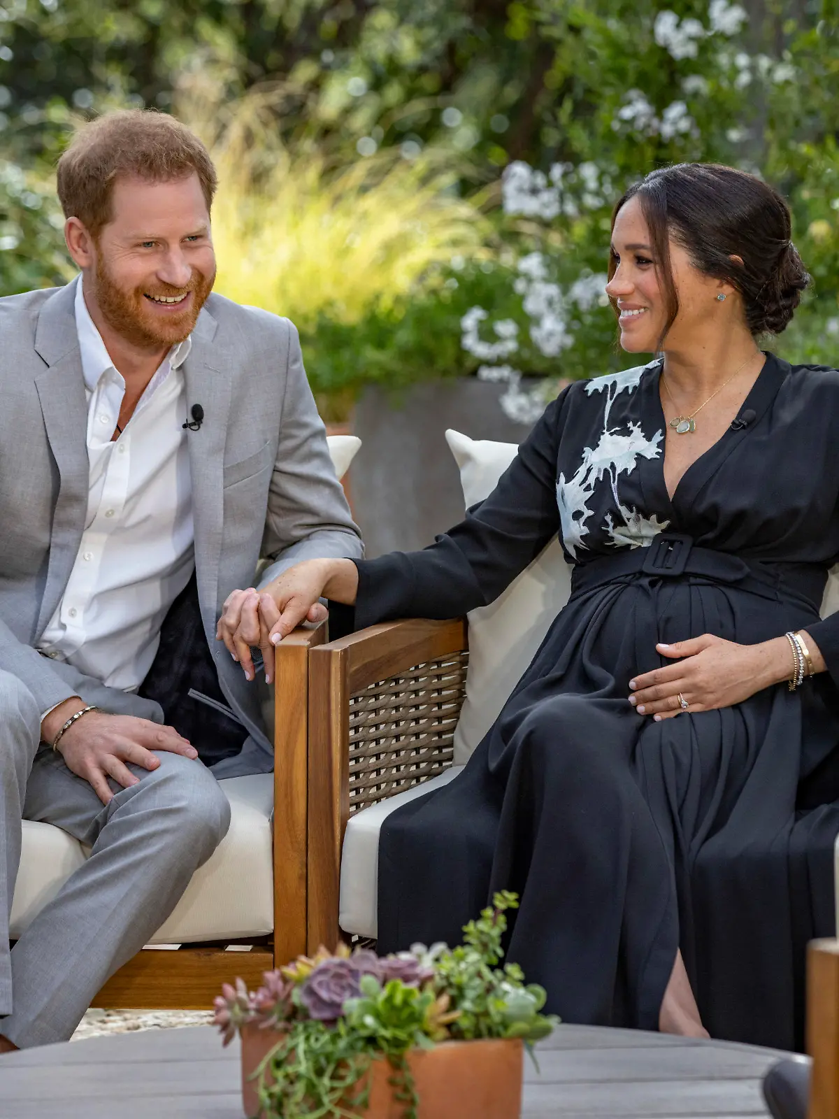 HANDOUT - 16.02.2021, ---: Dieses von Harpo Productions am 08.03.2021 zur Verfügung gestellte Bild zeigt Prinz Harry von Großbritannien und seine Ehefrau Herzogin Meghan während eines Interviews mit der US-Moderatorin Winfrey (nicht im Bild). In ihrem mit Spannung erwarteten Interview hat Herzogin Meghan von Selbstmordgedanken sowie Rassismus innerhalb der königlichen Familie berichtet. Foto: Joe Pugliese/Harpo Productions/AP/dpa - ACHTUNG: Nur zur redaktionellen Verwendung im Zusammenhang mit der aktuellen Berichterstattung innerhalb der nächsten 14 Tage und nur mit vollständiger Nennung des vorstehenden Credits +++ dpa-Bildfunk +++