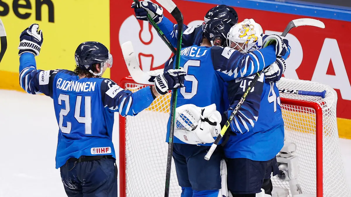 05.06.2021, Riga, Arena Riga, Semifinal USA - Canada 2021 IIHF Ice hockey, Eishockey World Championship, WM, Weltmeisterschaft , Team Finland celebrates access to the final Riga Riga Latvia *** 05 06 2021, Riga, Arena Riga, Semifinal USA Canada 2021 IIHF Ice Hockey World Championship , Team Finland celebrates access to the final Riga Riga Latvia PUBLICATIONxNOTxINxSUI Copyright: xJustPictures.ch/JarixPestelaccix