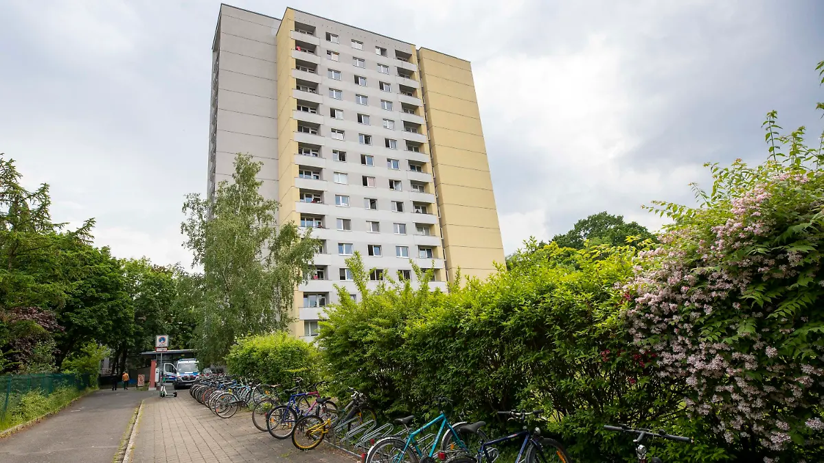 05.06.2021, Sachsen, Dresden: Ein Polizeiwagen steht am Hochhaus in der Hildebrandstraße, dessen Bewohner nach einem Corona-Todesfall unter Quarantäne stehen. Die Bewohner des Studentenwohnheims dürfen das Haus bis einschließlich 8. Juni nicht verlassen. Foto: Daniel Schäfer/dpa-Zentralbild/Daniel Schäfer +++ dpa-Bildfunk +++