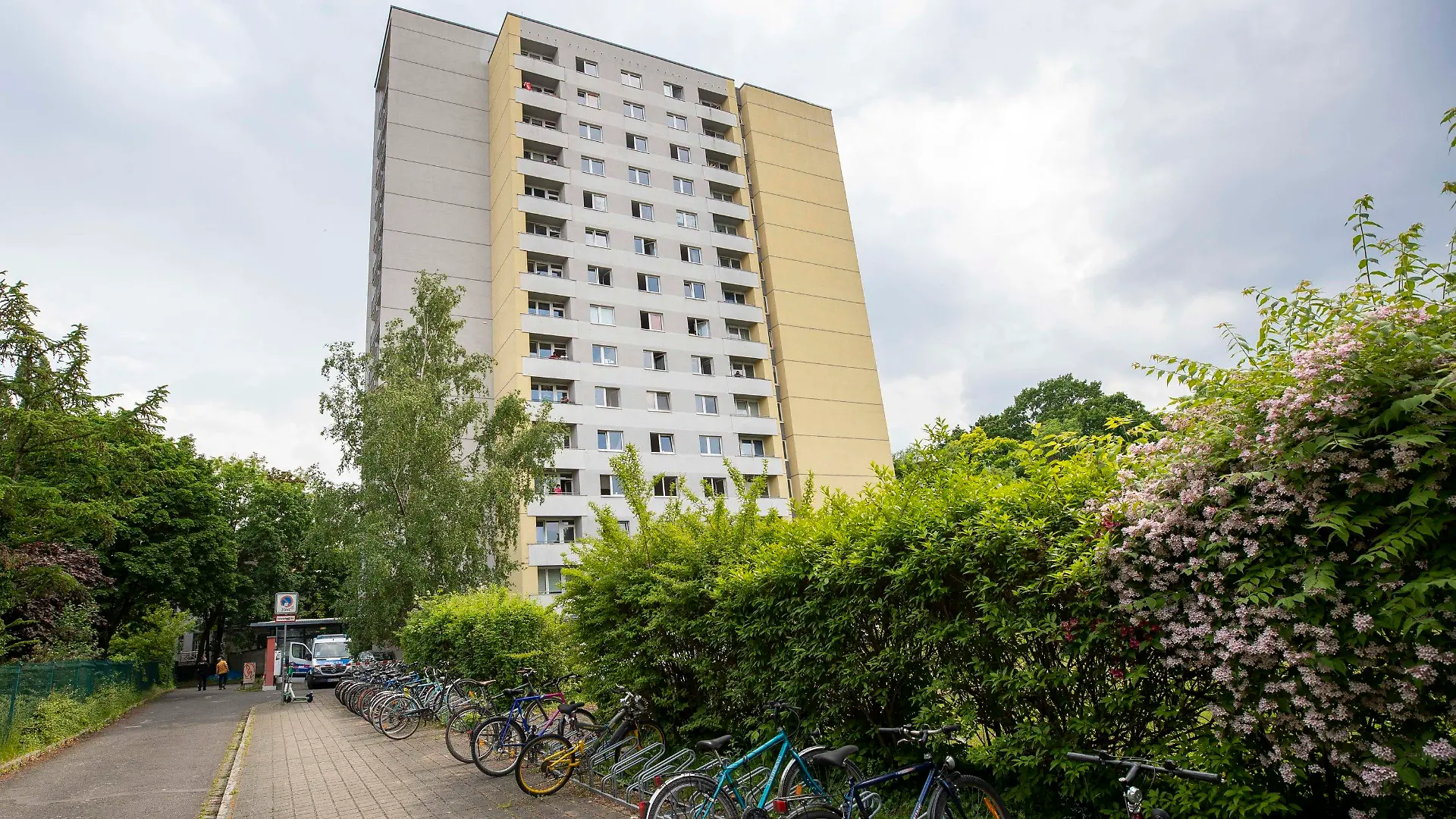05.06.2021, Sachsen, Dresden: Ein Polizeiwagen steht am Hochhaus in der Hildebrandstraße, dessen Bewohner nach einem Corona-Todesfall unter Quarantäne stehen. Die Bewohner des Studentenwohnheims dürfen das Haus bis einschließlich 8. Juni nicht verlassen. Foto: Daniel Schäfer/dpa-Zentralbild/Daniel Schäfer +++ dpa-Bildfunk +++