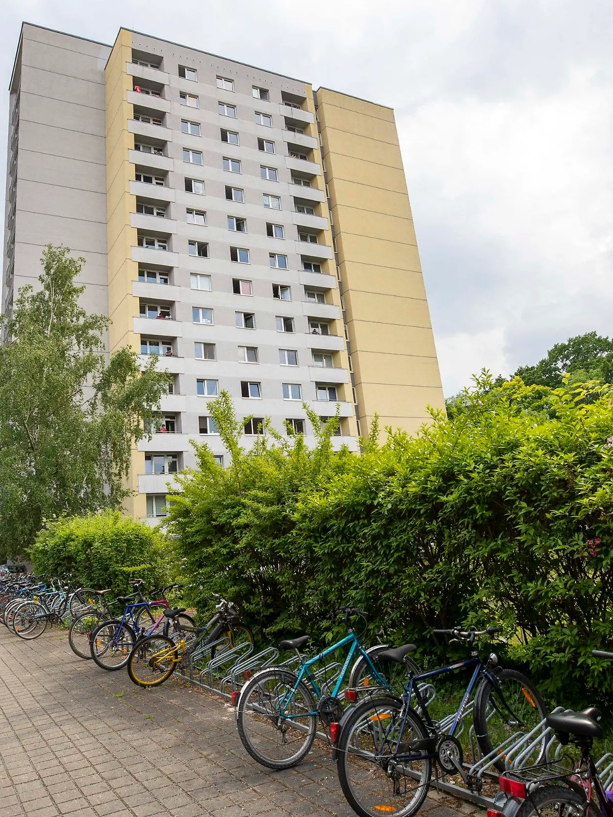 05.06.2021, Sachsen, Dresden: Ein Polizeiwagen steht am Hochhaus in der Hildebrandstraße, dessen Bewohner nach einem Corona-Todesfall unter Quarantäne stehen. Die Bewohner des Studentenwohnheims dürfen das Haus bis einschließlich 8. Juni nicht verlassen. Foto: Daniel Schäfer/dpa-Zentralbild/Daniel Schäfer +++ dpa-Bildfunk +++