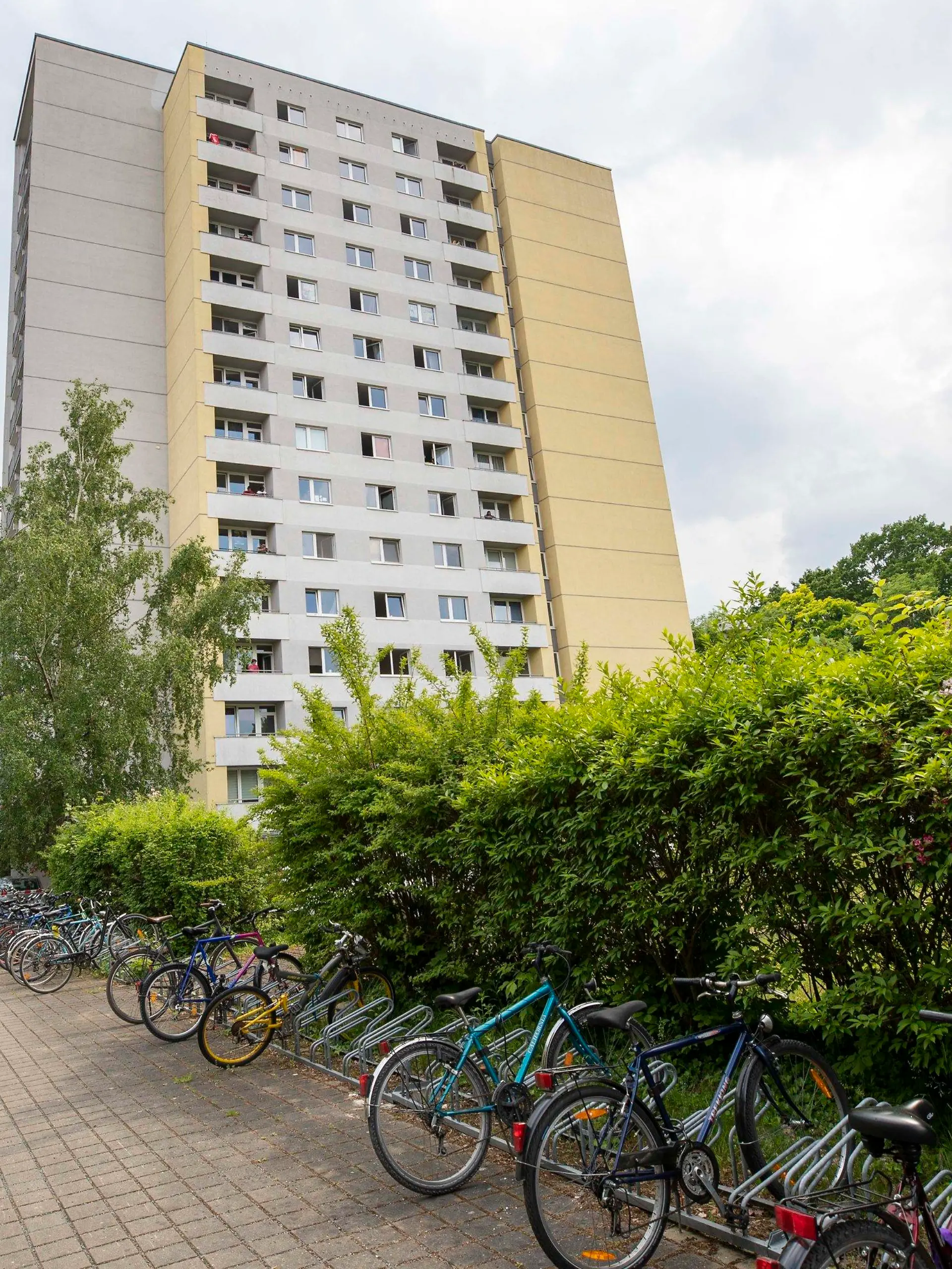 05.06.2021, Sachsen, Dresden: Ein Polizeiwagen steht am Hochhaus in der Hildebrandstraße, dessen Bewohner nach einem Corona-Todesfall unter Quarantäne stehen. Die Bewohner des Studentenwohnheims dürfen das Haus bis einschließlich 8. Juni nicht verlassen. Foto: Daniel Schäfer/dpa-Zentralbild/Daniel Schäfer +++ dpa-Bildfunk +++