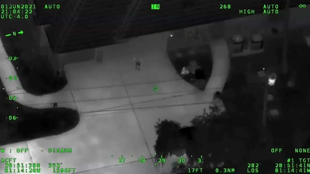 Hier ergibt sich der 12-Jährige der Polizei.