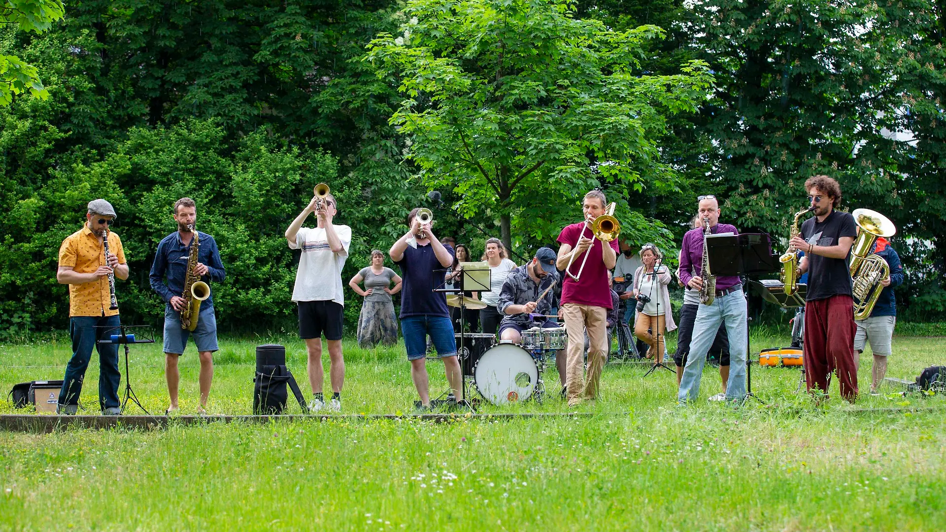 05.06.2021, Sachsen, Dresden: Die Band Banda Comunale aus Dresden gibt ein Balkonkonzert vor dem Studentenwohnheim, dessen Bewohner nach einem Corona-Todesfall unter Quarantäne stehen. Foto: Daniel Schäfer/dpa-Zentralbild/Daniel Schäfer +++ dpa-Bildfunk +++