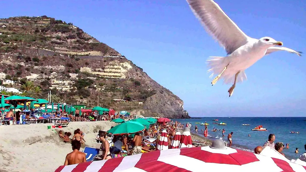 Touristen sonnen sich am Strand auf Ischia, aufgenommen im August 2002.