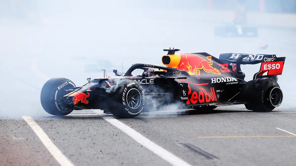 BAKU, AZERBAIJAN - JUNE 06: Max Verstappen of the Netherlands driving the (33) Red Bull Racing RB16B Honda crashes during the F1 Grand Prix of Azerbaijan at Baku City Circuit on June 06, 2021 in Baku, Azerbaijan. (Photo by Clive Rose/Getty Images)