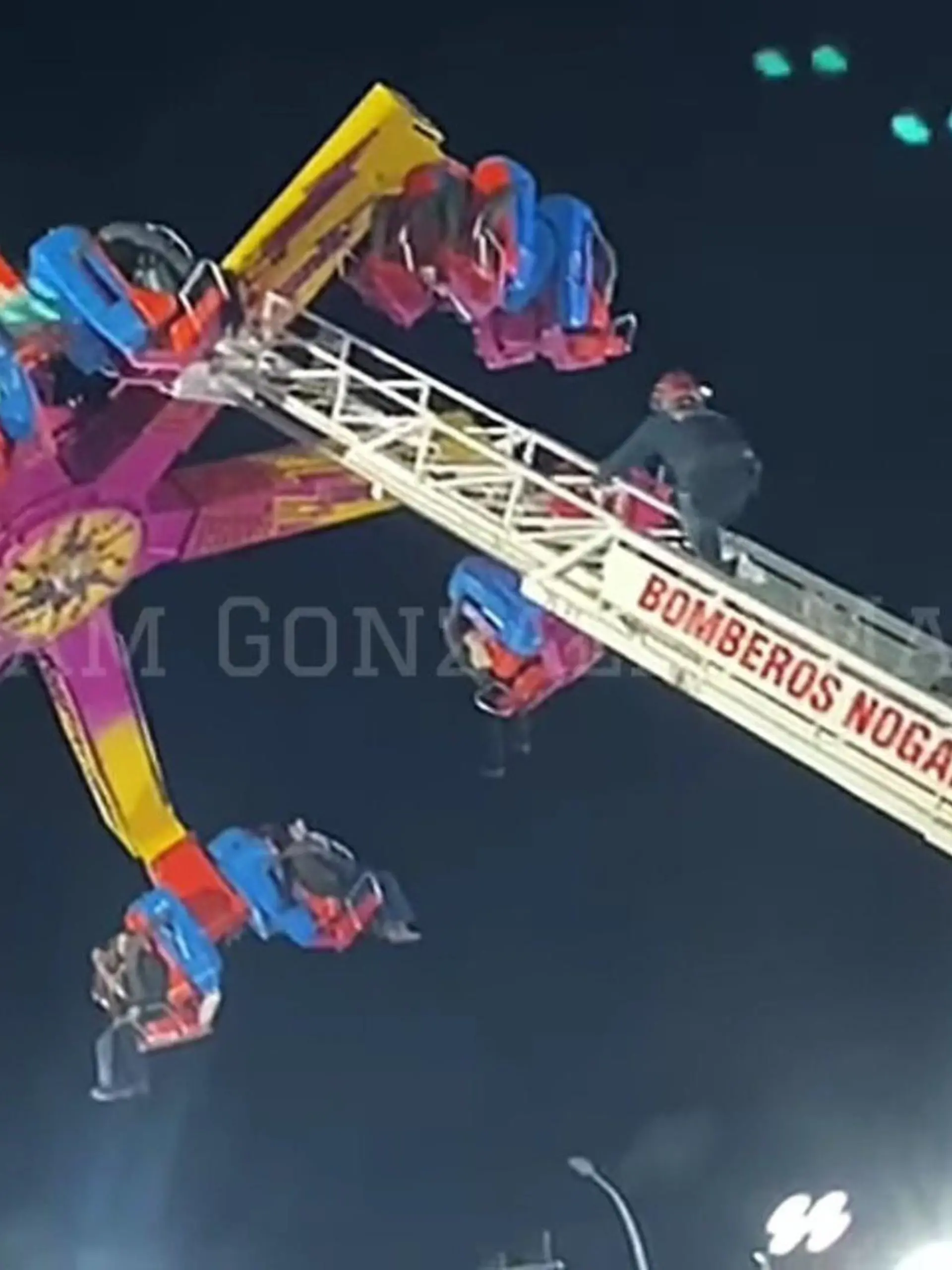 Auf einem Jahrmarkt in Nogales (Mexiko) bleibt am vergangenen Wochenende ein Fahrgeschäft stehen – dann stürzt es ab! Zum Glück werden nur drei Menschen verletzt. Bei diesen Bildern grenzt das an ein Wunder.