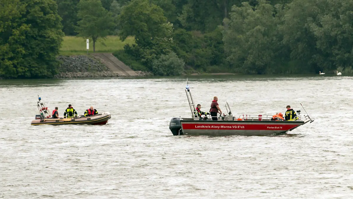 06.06.2021, Hessen, Biebesheim: Rettungskräfte suchen nach einer 42-Jährigen, die am Sonntag im Rhein beim Schwimmen abgetrieben worden und seitdem vermisst wird. Ihr 41 Jahre alter Ehemann, der mit ihr im Wasser war, wurde von einem Jet-Ski-Fahrer gerettet Foto: Kolsen/5vision/dpa +++ dpa-Bildfunk +++