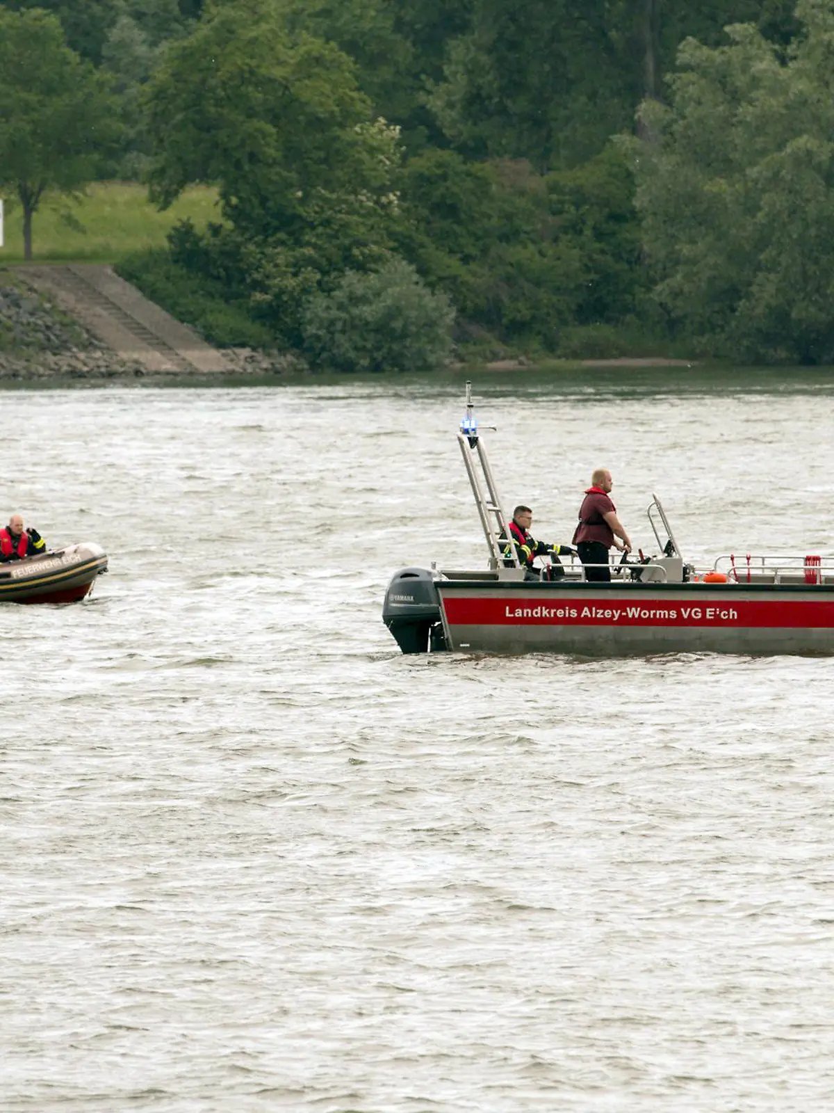 06.06.2021, Hessen, Biebesheim: Rettungskräfte suchen nach einer 42-Jährigen, die am Sonntag im Rhein beim Schwimmen abgetrieben worden und seitdem vermisst wird. Ihr 41 Jahre alter Ehemann, der mit ihr im Wasser war, wurde von einem Jet-Ski-Fahrer gerettet Foto: Kolsen/5vision/dpa +++ dpa-Bildfunk +++