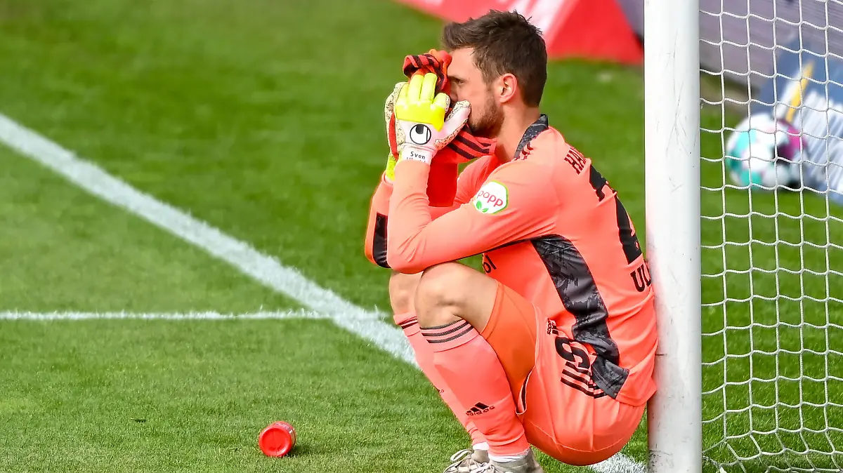 Osnabrueck, Deutschland, 16.05.2021: Torwart Sven Ulreich Hamburger SV enttaeuscht bei dem Spiel der 2. Bundesliga zwischen VfL Osnabrueck und Hamburger SV im Stadion an der Bremer Bruecke am 16. Mai 2021 in Osnabrueck. Foto von Nico Paetzel DFB / DFL REGULATIONS PROHIBIT ANY USE OF PHOTOGRAPHS AS IMAGE SEQUENCES AND/OR QUASI-VIDEO. Osnabrueck Stadion an der Bremer Bruecke Niedersachsen Deutschland *** Osnabrueck, Germany, 16 05 2021 Goalkeeper Sven Ulreich Hamburger SV disappoints during the match of the 2 Bundesliga between VfL Osnabrueck and Hamburger SV at the Stadion an der Bremer Bruecke on May 16, 2021 in Osnabrueck Photo by Nico Paetzel DFB DFL REGULATIONS PROHIBIT ANY USE OF PHOTOGRAPHS AS IMAGE SEQUENCES AND OR QUASI VIDEO Osnabrueck Stadion an der Bremer Bruecke Lower Saxony Germany