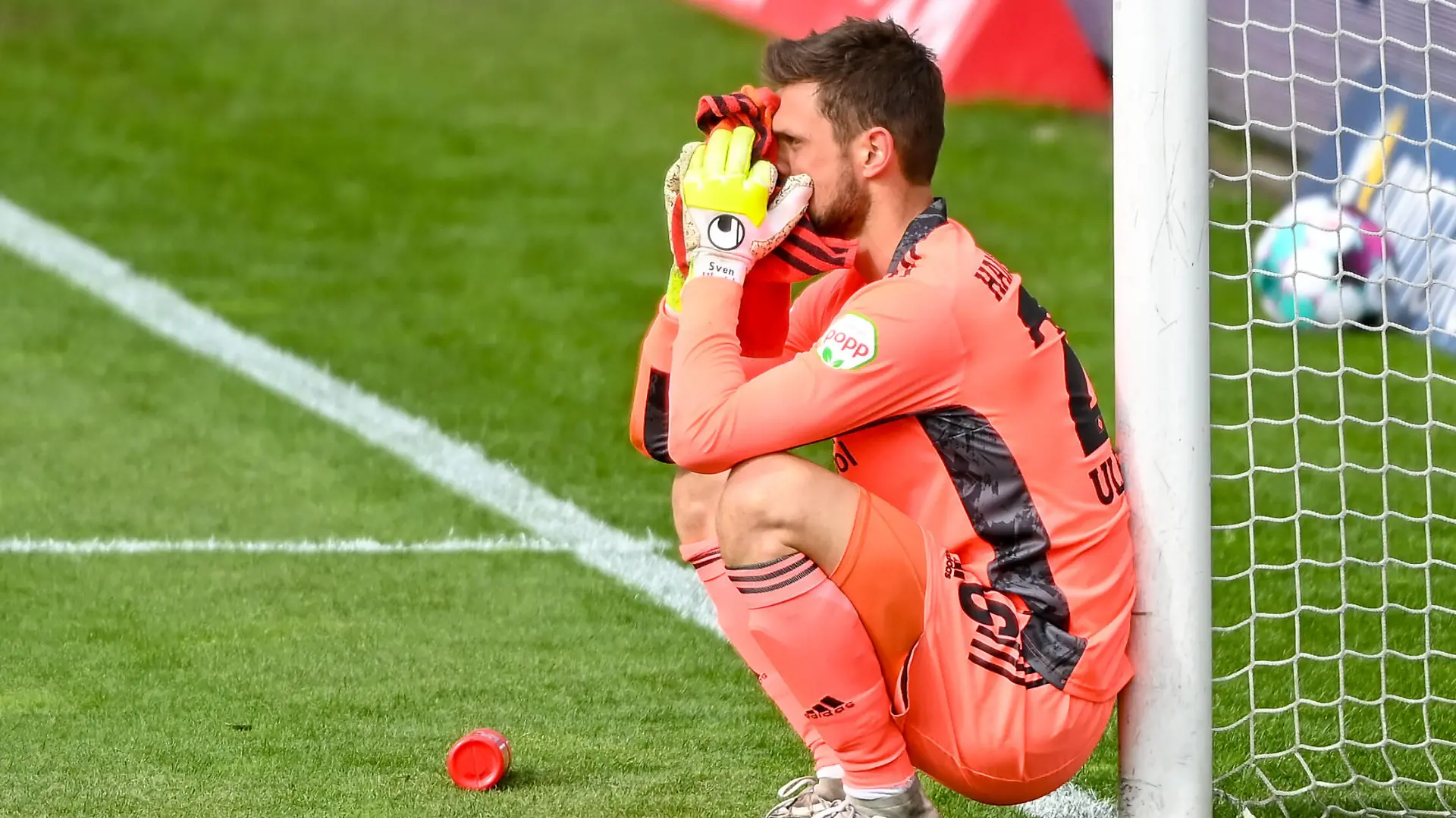 Osnabrueck, Deutschland, 16.05.2021: Torwart Sven Ulreich Hamburger SV enttaeuscht bei dem Spiel der 2. Bundesliga zwischen VfL Osnabrueck und Hamburger SV im Stadion an der Bremer Bruecke am 16. Mai 2021 in Osnabrueck. Foto von Nico Paetzel DFB / DFL REGULATIONS PROHIBIT ANY USE OF PHOTOGRAPHS AS IMAGE SEQUENCES AND/OR QUASI-VIDEO. Osnabrueck Stadion an der Bremer Bruecke Niedersachsen Deutschland *** Osnabrueck, Germany, 16 05 2021 Goalkeeper Sven Ulreich Hamburger SV disappoints during the match of the 2 Bundesliga between VfL Osnabrueck and Hamburger SV at the Stadion an der Bremer Bruecke on May 16, 2021 in Osnabrueck Photo by Nico Paetzel DFB DFL REGULATIONS PROHIBIT ANY USE OF PHOTOGRAPHS AS IMAGE SEQUENCES AND OR QUASI VIDEO Osnabrueck Stadion an der Bremer Bruecke Lower Saxony Germany