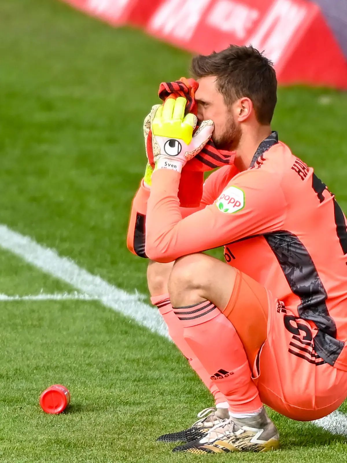 Osnabrueck, Deutschland, 16.05.2021: Torwart Sven Ulreich Hamburger SV enttaeuscht bei dem Spiel der 2. Bundesliga zwischen VfL Osnabrueck und Hamburger SV im Stadion an der Bremer Bruecke am 16. Mai 2021 in Osnabrueck. Foto von Nico Paetzel DFB / DFL REGULATIONS PROHIBIT ANY USE OF PHOTOGRAPHS AS IMAGE SEQUENCES AND/OR QUASI-VIDEO. Osnabrueck Stadion an der Bremer Bruecke Niedersachsen Deutschland *** Osnabrueck, Germany, 16 05 2021 Goalkeeper Sven Ulreich Hamburger SV disappoints during the match of the 2 Bundesliga between VfL Osnabrueck and Hamburger SV at the Stadion an der Bremer Bruecke on May 16, 2021 in Osnabrueck Photo by Nico Paetzel DFB DFL REGULATIONS PROHIBIT ANY USE OF PHOTOGRAPHS AS IMAGE SEQUENCES AND OR QUASI VIDEO Osnabrueck Stadion an der Bremer Bruecke Lower Saxony Germany 