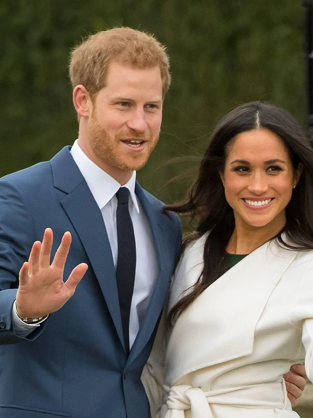 ARCHIV - 30.03.2020, Großbritannien, London: Der britische Prinz Harry und die US-amerikanische Schauspielerin Meghan Markle nach Bekanntgabe ihrer Verlobung. (zu dpa: «Der Titel-Streit - Zank zum dritten Hochzeitstag von Harry und Meghan») Foto: Dominic Lipinski/PA Wire/dpa +++ dpa-Bildfunk +++