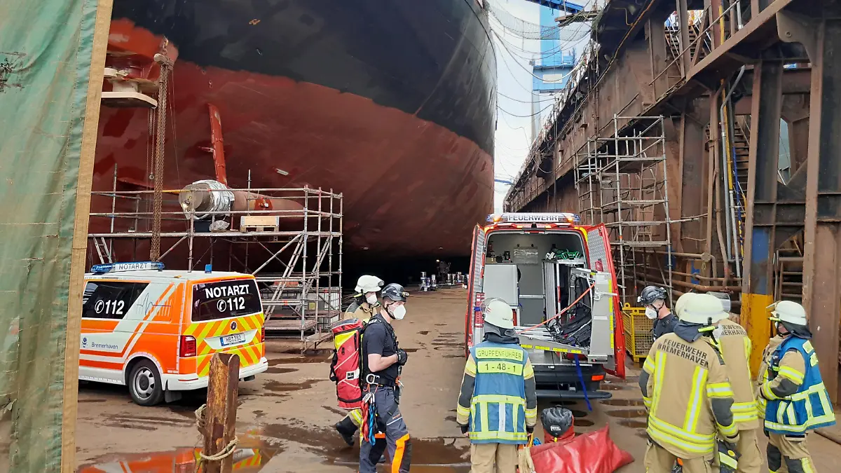 Feuerwehr Bremerhaven rettet schwer verletzten Werft-Mitarbeiter