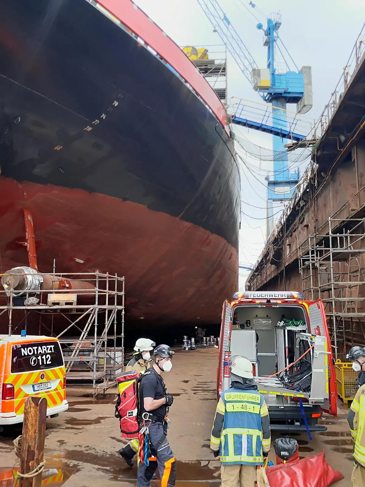 Feuerwehr Bremerhaven rettet schwer verletzten Werft-Mitarbeiter
