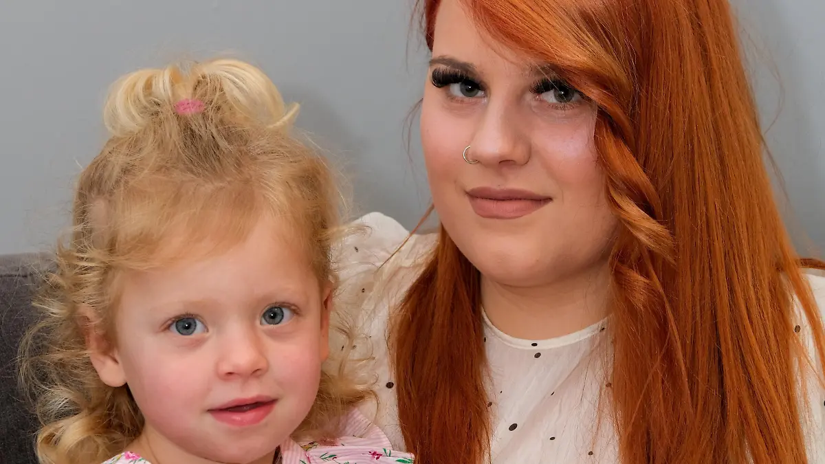Mama Chanel mit ihrer Tochter Haría. Das zweijährige Mädchen wäre beinahe an Chilisoße erstickt.