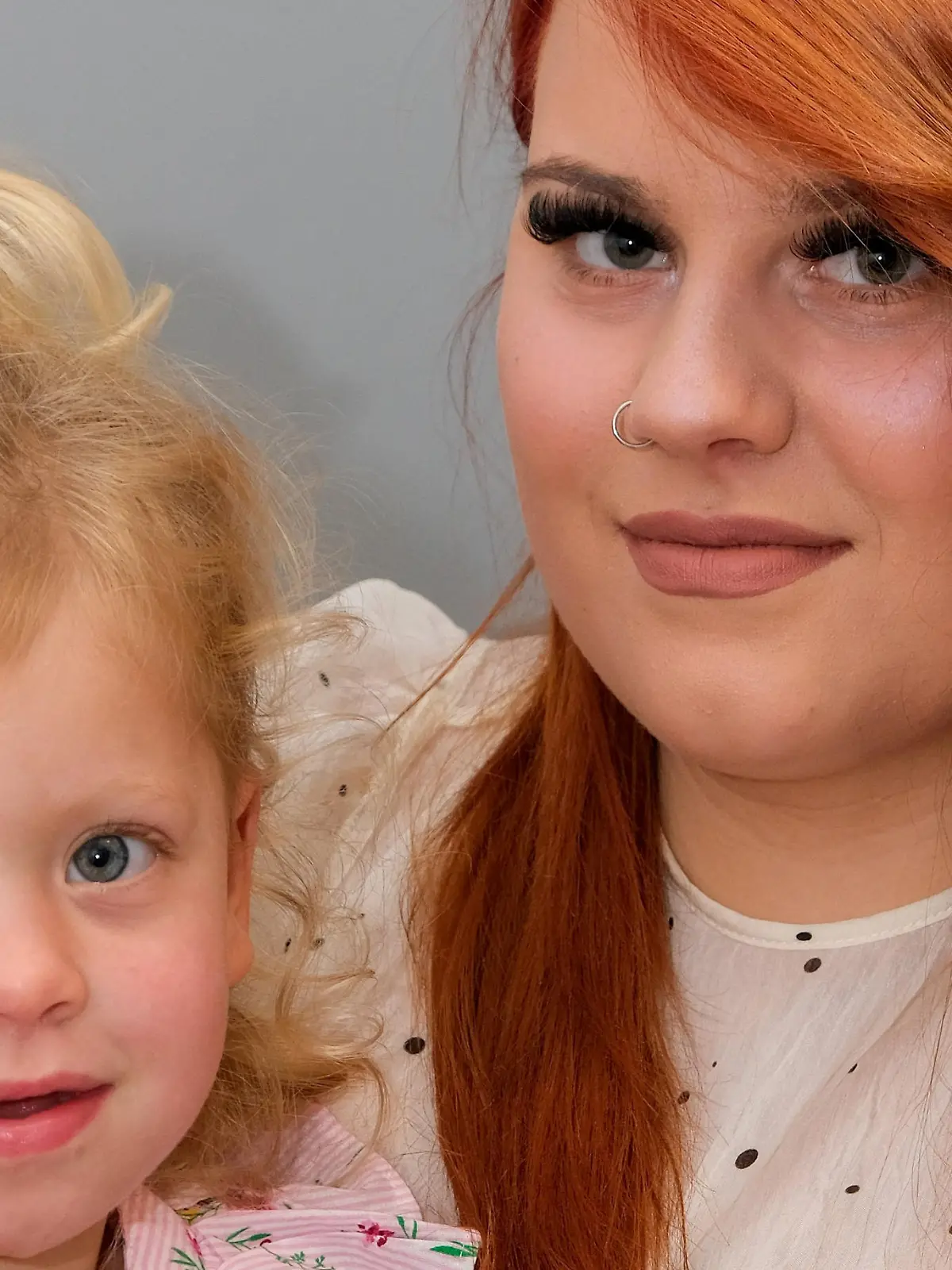 Mama Chanel mit ihrer Tochter Haría. Das zweijährige Mädchen wäre beinahe an Chilisoße erstickt.