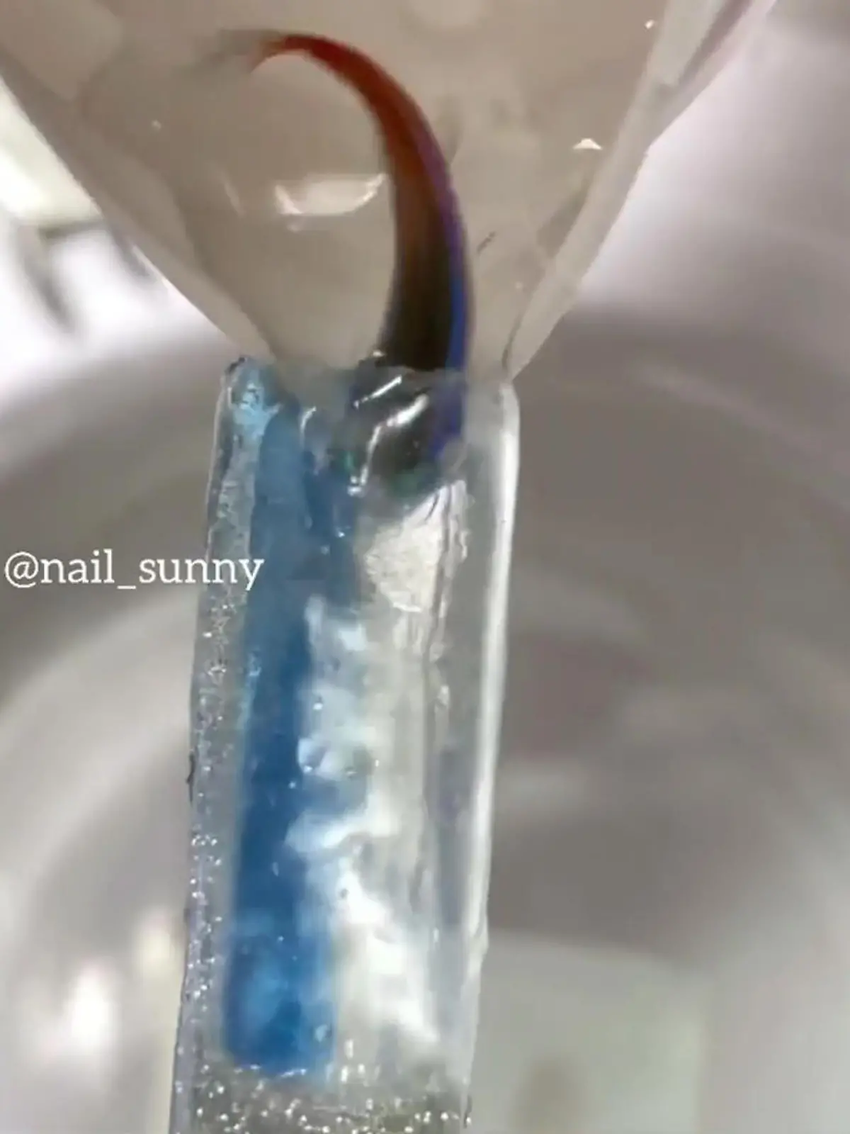 Eine Nageldesignerin hat lebendige Fische in Nägel gefüllt.