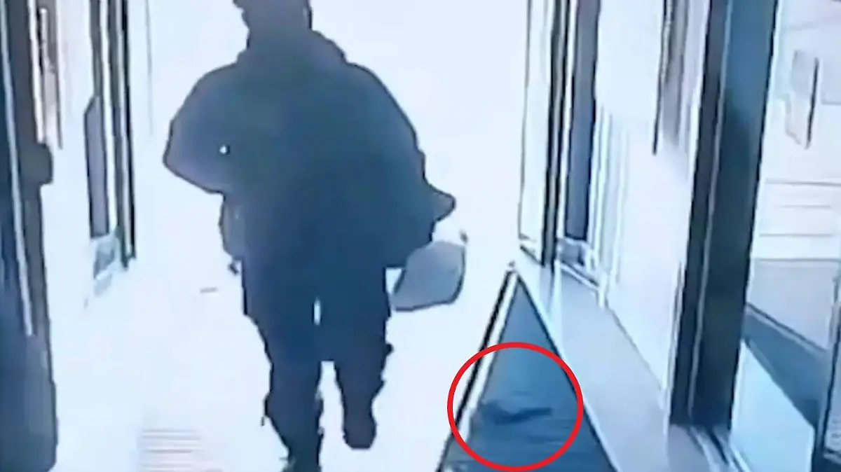 Hier verliert der Verdächtige seine Waffe im Eingangsbereich.