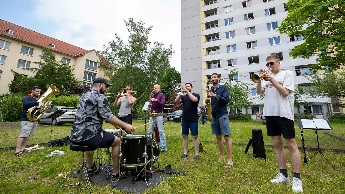 05.06.2021, Sachsen, Dresden: Die Band Banda Comunale aus Dresden gibt ein Balkonkonzert vor dem Studentenwohnheim, dessen Bewohner nach einem Corona-Todesfall unter Quarantäne stehen. Foto: Daniel Schäfer/dpa-Zentralbild/Daniel Schäfer +++ dpa-Bildfunk +++