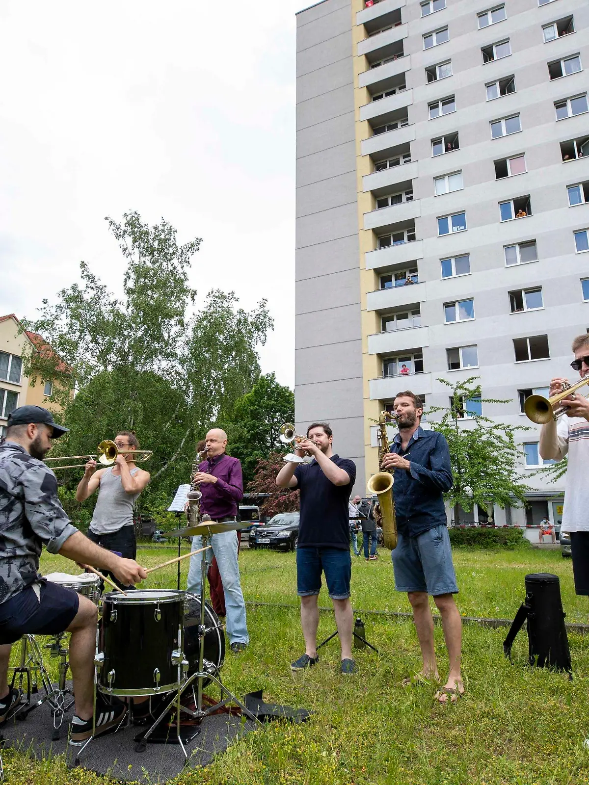 05.06.2021, Sachsen, Dresden: Die Band Banda Comunale aus Dresden gibt ein Balkonkonzert vor dem Studentenwohnheim, dessen Bewohner nach einem Corona-Todesfall unter Quarantäne stehen. Foto: Daniel Schäfer/dpa-Zentralbild/Daniel Schäfer +++ dpa-Bildfunk +++