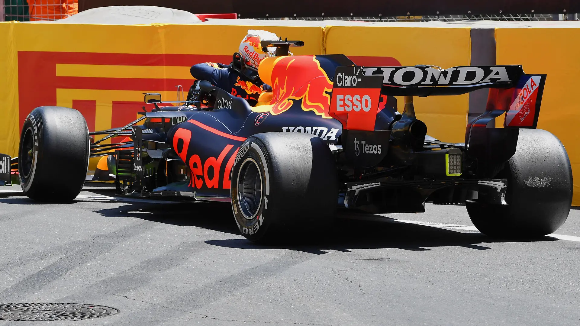 Formula 1 2021: Azerbaijan GP BAKU CITY CIRCUIT, AZERBAIJAN - JUNE 05: Max Verstappen, Red Bull Racing RB16B, climbs out of his car after hitting the wall during the Azerbaijan GP at Baku City Circuit on Saturday June 05, 2021 in Baku, Azerbaijan. Photo by Mark Sutton / Sutton Images Images PUBLICATIONxINxGERxSUIxAUTxHUNxONLY GP2106_092610MS1_3694 