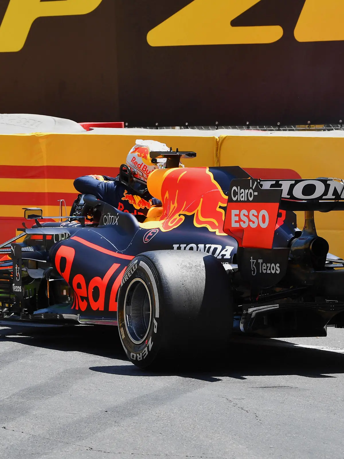 Formula 1 2021: Azerbaijan GP BAKU CITY CIRCUIT, AZERBAIJAN - JUNE 05: Max Verstappen, Red Bull Racing RB16B, climbs out of his car after hitting the wall during the Azerbaijan GP at Baku City Circuit on Saturday June 05, 2021 in Baku, Azerbaijan. Photo by Mark Sutton / Sutton Images Images PUBLICATIONxINxGERxSUIxAUTxHUNxONLY GP2106_092610MS1_3694 