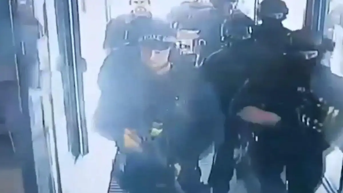 Circa 20 Polizisten stürmten das Hotel - sie sollen den Verdächtigen noch vor Ort gestellt und verhört haben.