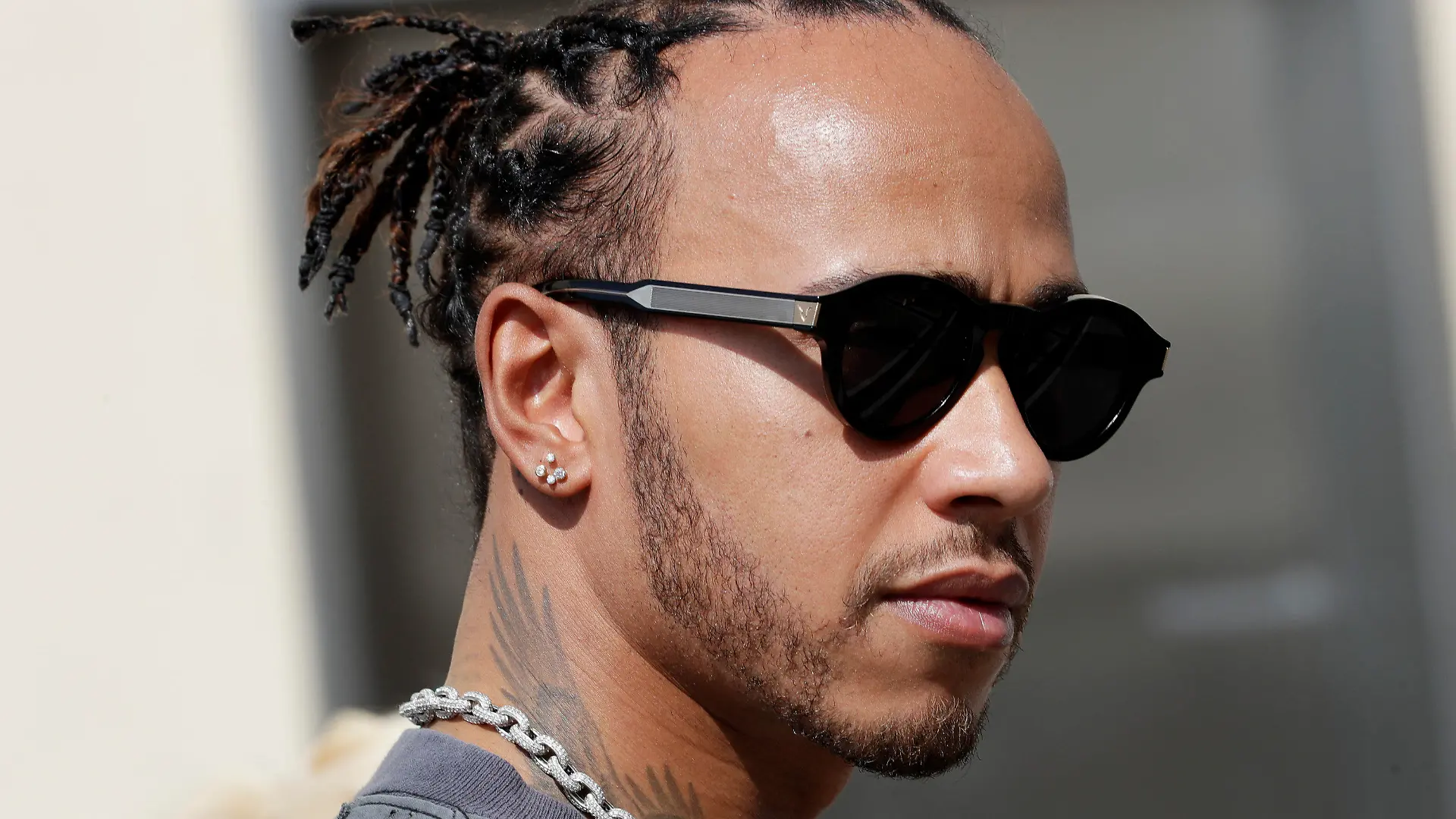 ARCHIV - 28.11.2019, Vereinigte Arabische Emirate, Abu Dhabi: Motorsport: Formel-1-Finale, Pressekonferenz. Lewis Hamilton aus Großbritannien von Team Mercedes kommt zur Yas Marina Rennstrecke. Das Formel-1-Finale soll am Sonntag, 1.12.2019, stattfinden. (zu dpa «Hamilton veröffentlichte 2018 heimlich Song mit Christina Aguilera» am 30.07.2020) Foto: Luca Bruno/AP/dpa +++ dpa-Bildfunk +++