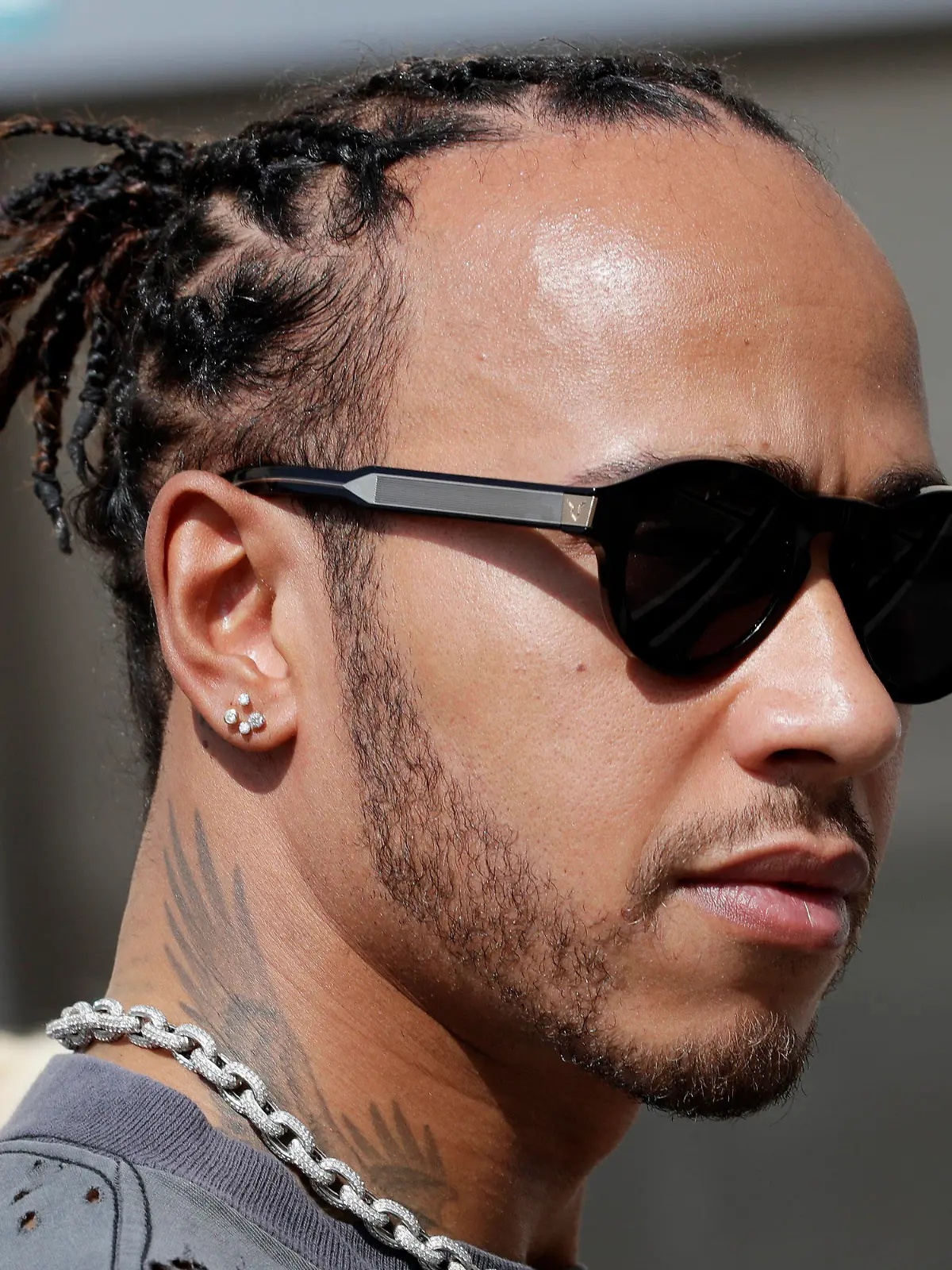 ARCHIV - 28.11.2019, Vereinigte Arabische Emirate, Abu Dhabi: Motorsport: Formel-1-Finale, Pressekonferenz. Lewis Hamilton aus Großbritannien von Team Mercedes kommt zur Yas Marina Rennstrecke. Das Formel-1-Finale soll am Sonntag, 1.12.2019, stattfinden. (zu dpa «Hamilton veröffentlichte 2018 heimlich Song mit Christina Aguilera» am 30.07.2020) Foto: Luca Bruno/AP/dpa +++ dpa-Bildfunk +++