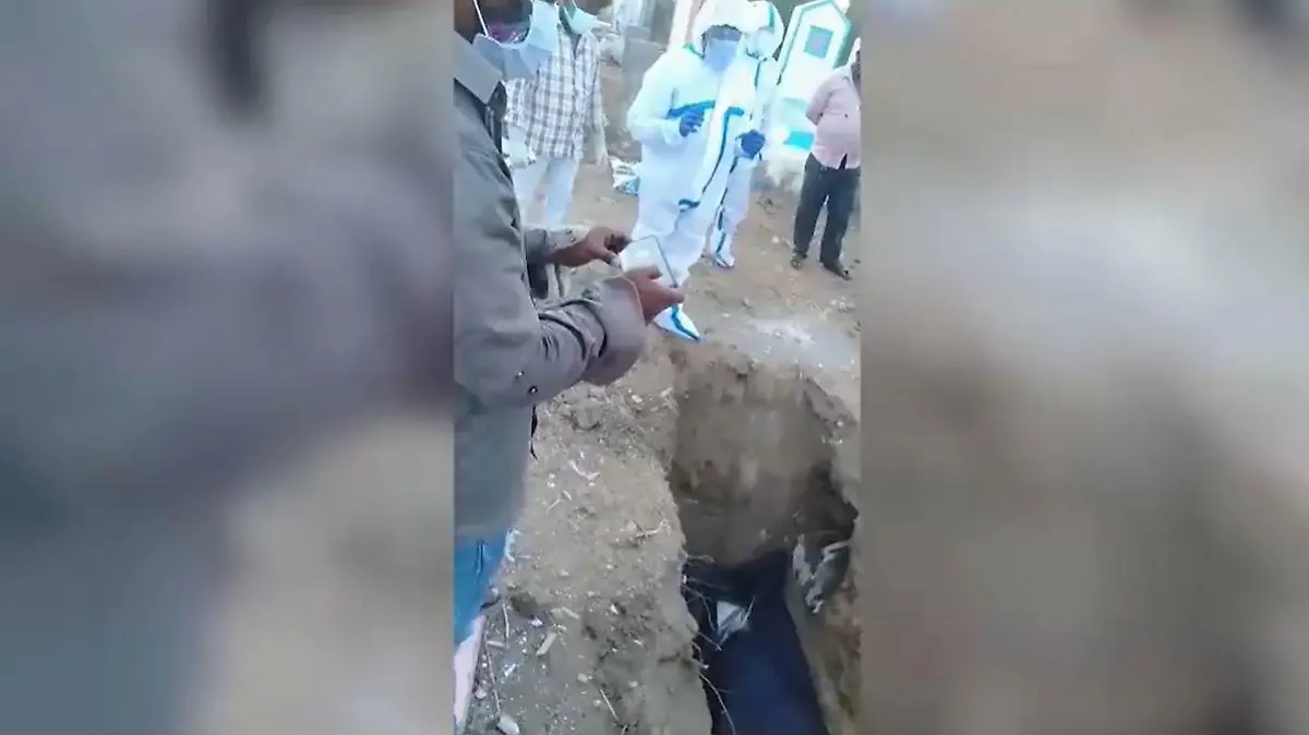Gaddayya Girijamma dachte, dass er seine Frau beerdigt.