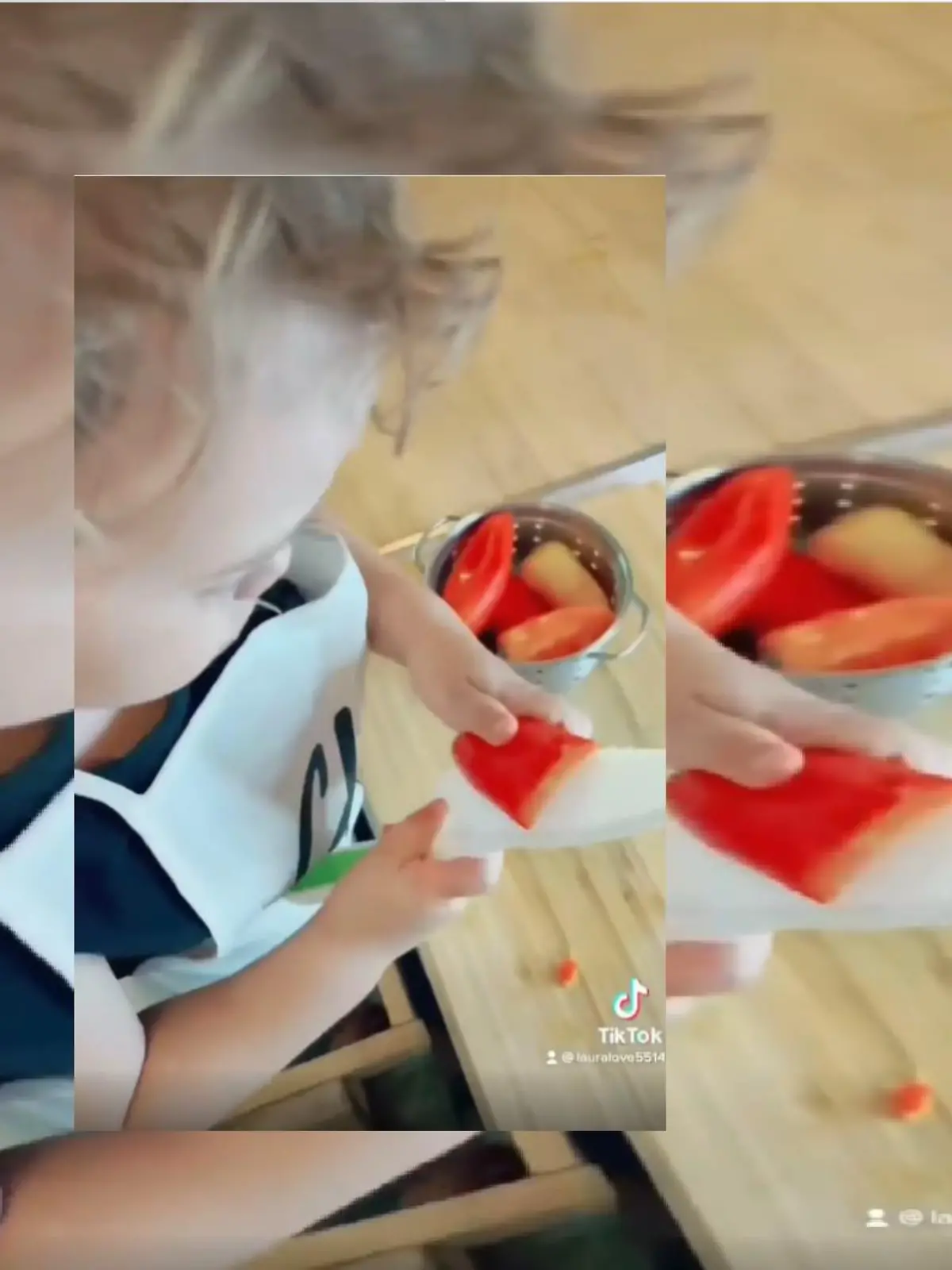 Ein Kleinkind schneidet eine Paprika mit einem großen Messer.