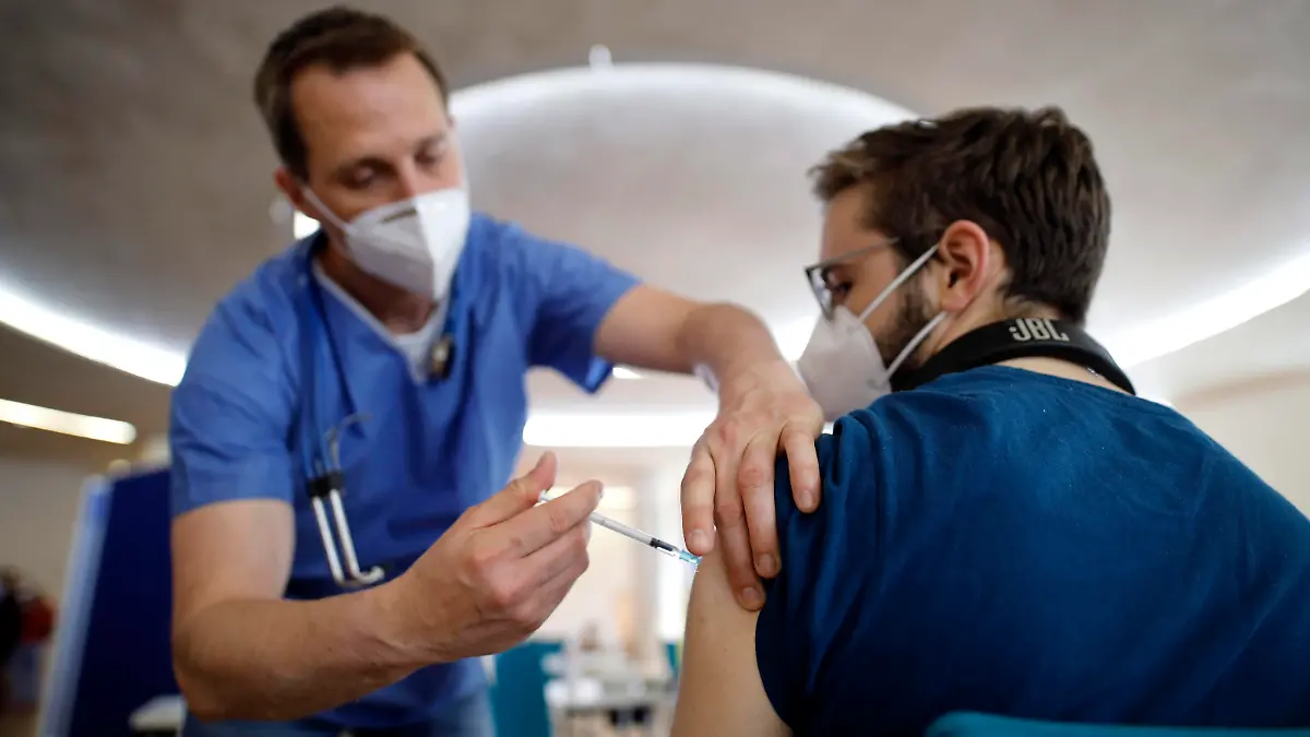  In der Ehrenfelder Ditib Moschee können sich Kölner am Wochenende gegen das Coronavirus impfen lassen. Zur Verfügung stehen Dosen des Impfstoffes von Astrazeneca sowie Johnson & Johnson. Köln, 08.05.2021 *** In the Ehrenfelder Ditib mosque Cologne can be inoculated on weekend against the Coronavirus Doses of the vaccine of Astrazeneca as well as Johnson Johnson Cologne, 08 05 2021 are available. Foto:xC.xHardtx/xFuturexImage