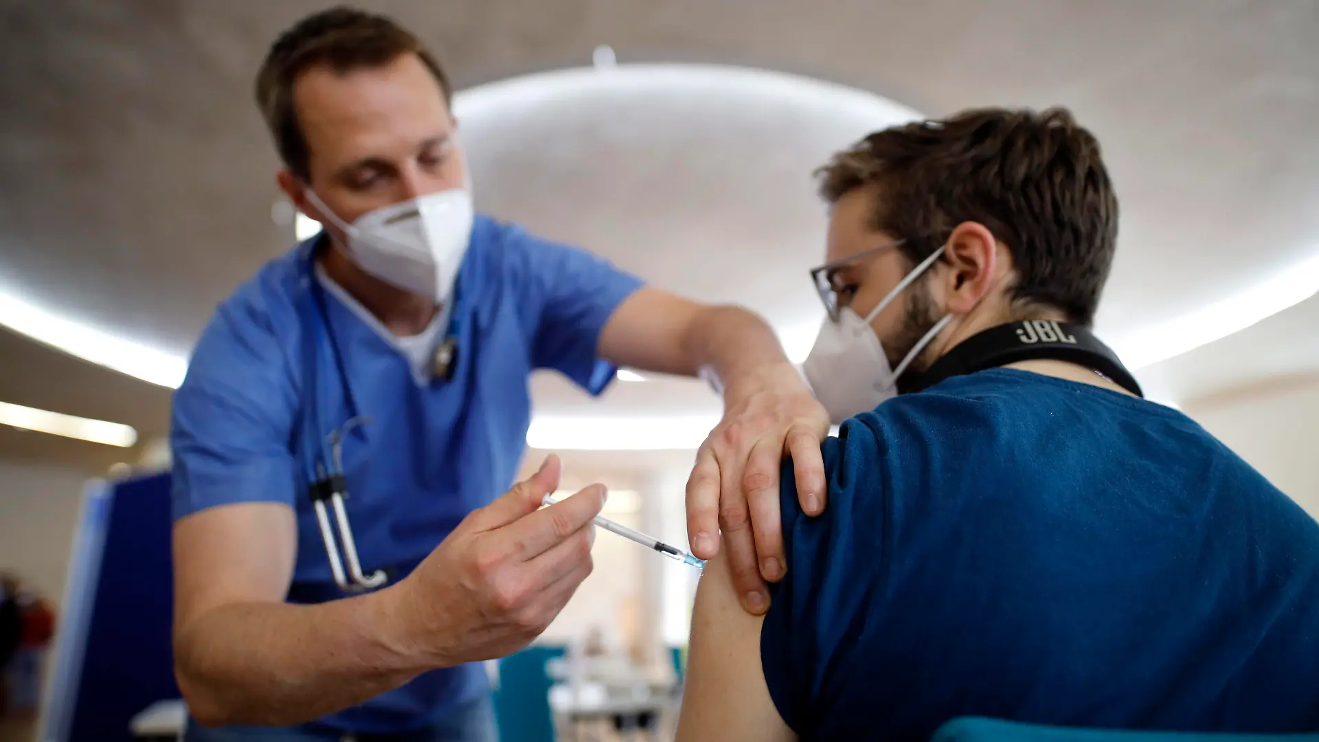 In der Ehrenfelder Ditib Moschee können sich Kölner am Wochenende gegen das Coronavirus impfen lassen. Zur Verfügung stehen Dosen des Impfstoffes von Astrazeneca sowie Johnson & Johnson. Köln, 08.05.2021 *** In the Ehrenfelder Ditib mosque Cologne can be inoculated on weekend against the Coronavirus Doses of the vaccine of Astrazeneca as well as Johnson Johnson Cologne, 08 05 2021 are available. Foto:xC.xHardtx/xFuturexImage